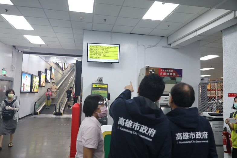 副市長史哲與經發局長廖泰翔至賣場視察人流管制相關防疫措施落實情形。 圖片來源:高市府經發局 副市長史哲與經發局長廖泰翔至賣場視察人流管制相關防疫措施落實情形。 圖片來源:高市府經發局