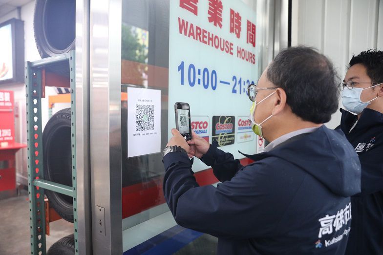 史哲副市長至賣場先進行實聯制QR CODE。 圖片來源:高市府經發局 史哲副市長至賣場先進行實聯制QR CODE。 圖片來源:高市府經發局
