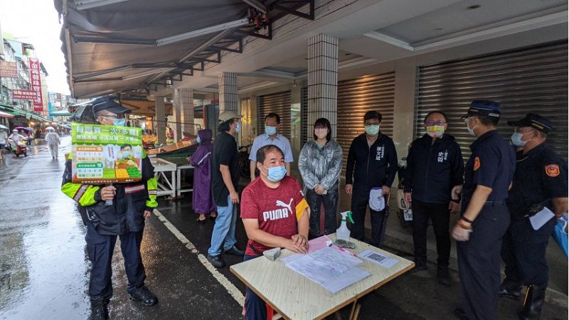 史副市長與警察局長黃明昭(右六)、教育局長謝文斌(右四)、毒防局長林瑩蓉(右五)至市場視察人流管制。 圖片來源:高市府經發局 史副市長與警察局長黃明昭(右六)、教育局長謝文斌(右四)、毒防局長林瑩蓉(右五)至市場視察人流管制。 圖片來源:高市府經發局