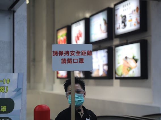 賣場舉牌提醒消費者保持安全距離及佩戴口罩。 圖片來源:高市府經發局 賣場舉牌提醒消費者保持安全距離及佩戴口罩。 圖片來源:高市府經發局