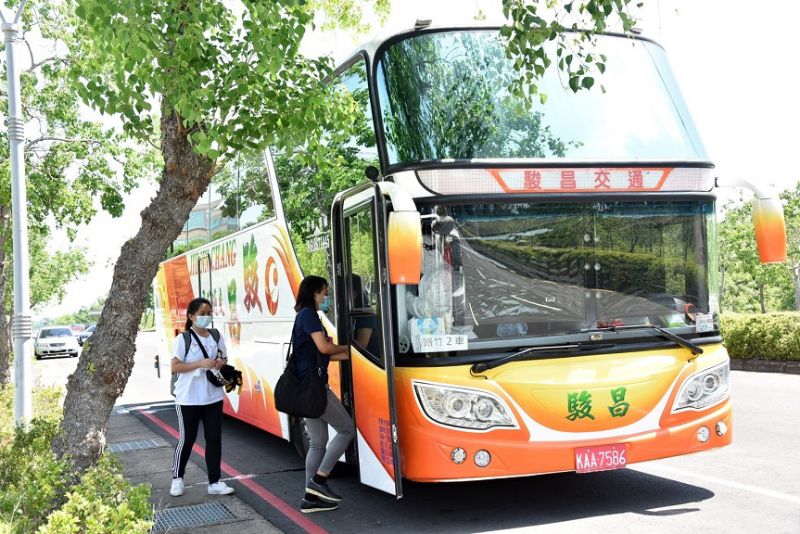 遊覽車載送移工至快篩站。 圖片來源:高市府經發局 遊覽車載送移工至快篩站。 圖片來源:高市府經發局