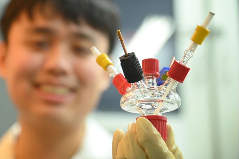 盧奕廷設計可放置電極並引氧氣出入的電化學反應裝置 圖片來源:清華大學 盧奕廷設計可放置電極並引氧氣出入的電化學反應裝置 圖片來源:清華大學