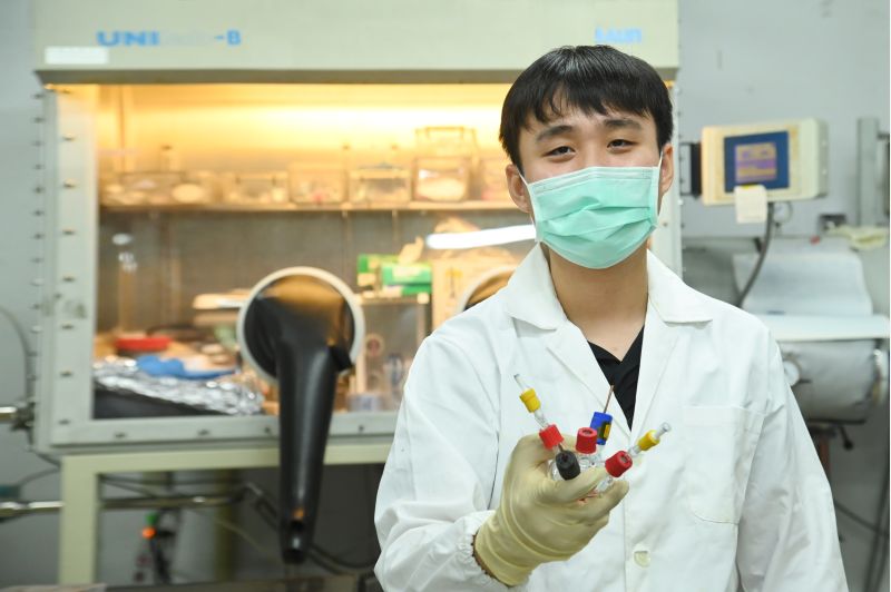 盧奕廷在清華大學重建英國的實驗設備,手上是他設計的電化學反應裝置。 圖片來源:清華大學 盧奕廷在清華大學重建英國的實驗設備,手上是他設計的電化學反應裝置。 圖片來源:清華大學