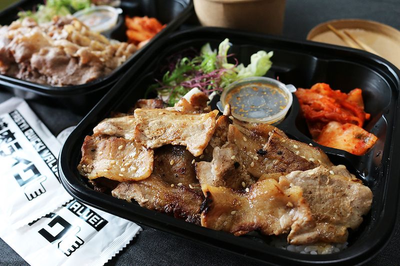 連鎖品牌「燒肉LIKE」全新推出外帶便當,讓民眾防疫在家也能享用現烤燒肉。 圖片來源:痞客邦部落格「單眼皮的世界」提供。 連鎖品牌「燒肉LIKE」全新推出外帶便當,讓民眾防疫在家也能享用現烤燒肉。 圖片來源:痞客邦部落格「單眼皮的世界」提供。