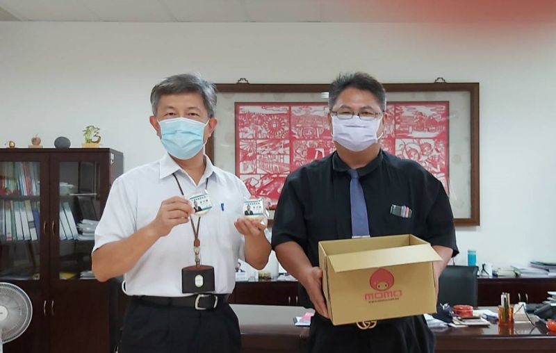 曾沛騰感念桃園市八德國中齊心防疫，特地致贈左手香手工香皂，由校長林永河(左)代表收下。  圖片來源：曾沛騰