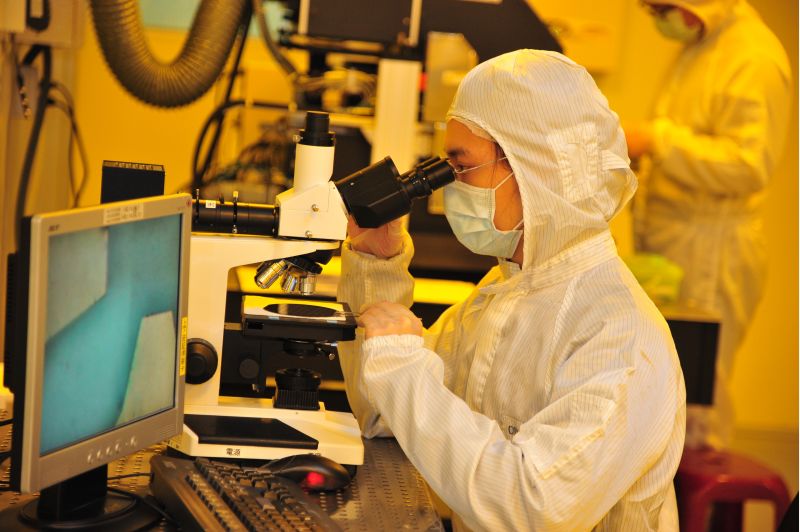 清華半導體學院學生未來將可在黃光實驗室內上實驗課，用顯微鏡觀測曝光顯影結果。  圖片來源：清華大學
