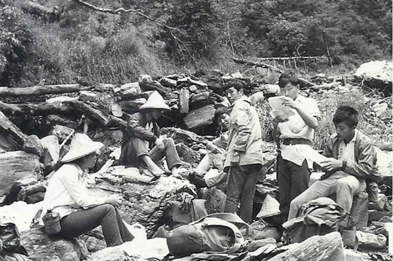 1971年7月23日,錢迪拍下登山隊員吳建昌(右起)、柏盛亨、施能健、龔士武、邱瑞昌、賴淑卿。 圖片來源:清華大學 1971年7月23日,錢迪拍下登山隊員吳建昌(右起)、柏盛亨、施能健、龔士武、邱瑞昌、賴淑卿。 圖片來源:清華大學