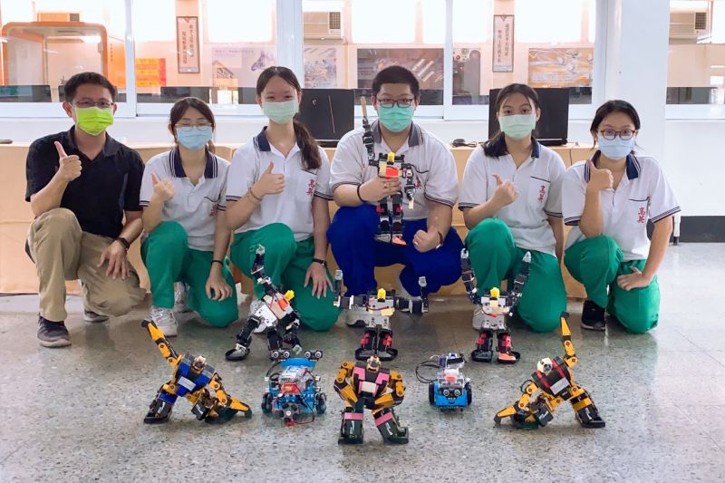 2021國際智慧機器人運動大賽 高英工商萬眾矚目囊括一二三名 圖片來源:記者 2021國際智慧機器人運動大賽 高英工商萬眾矚目囊括一二三名 圖片來源:記者