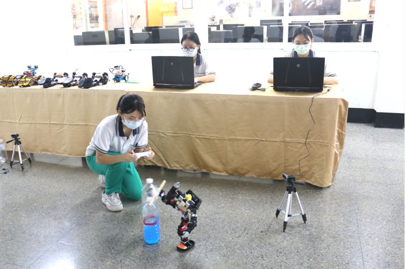 2021國際智慧機器人運動大賽　高英工商萬眾矚目囊括一二三名  圖片來源：記者