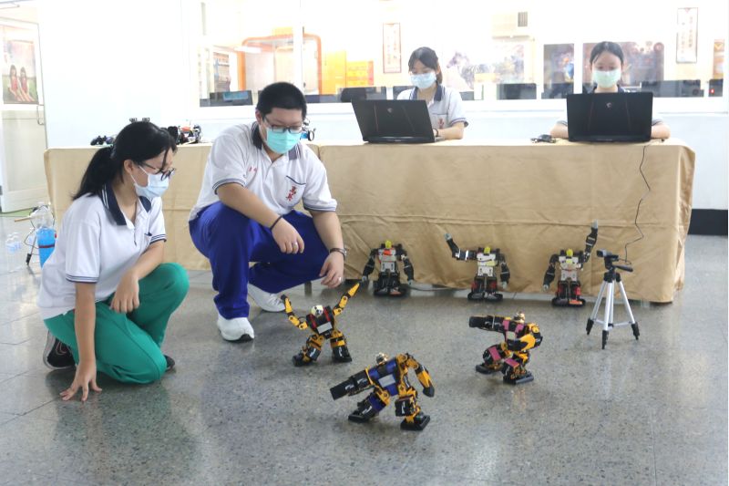 2021國際智慧機器人運動大賽 高英工商萬眾矚目囊括一二三名 圖片來源:記者 2021國際智慧機器人運動大賽 高英工商萬眾矚目囊括一二三名 圖片來源:記者