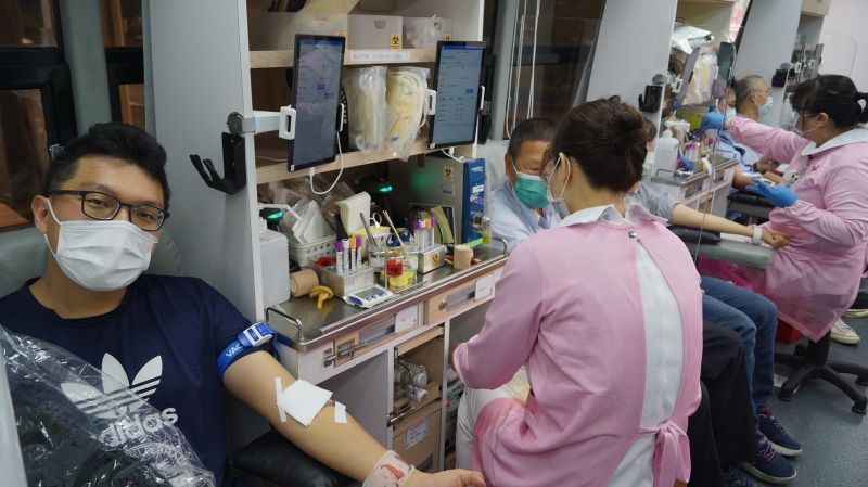 ［全台鬧血荒! 中油石化事業部邀請員工挽袖捐血助血庫］ 圖片來源：記者