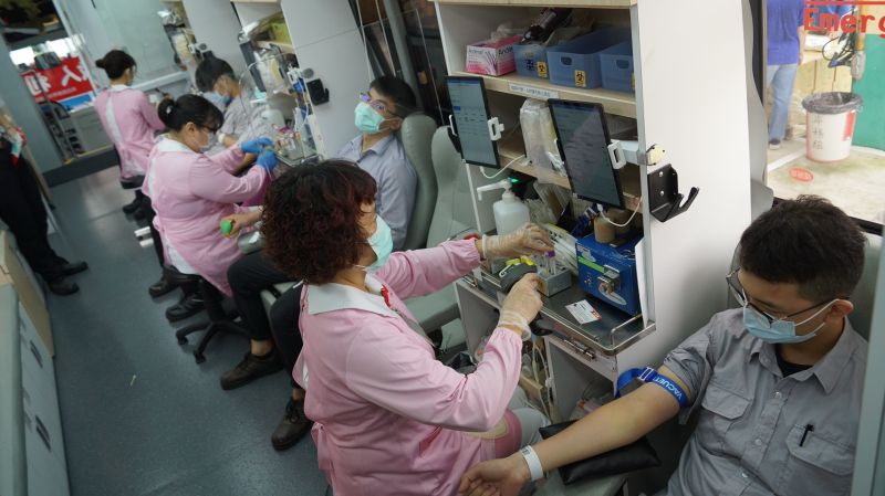 ［全台鬧血荒! 中油石化事業部邀請員工挽袖捐血助血庫］ 圖片來源：記者