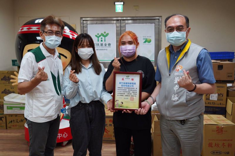 新竹家扶中心主任沈俊賢回贈新竹振道感謝狀 圖片來源:新竹振道 新竹家扶中心主任沈俊賢回贈新竹振道感謝狀 圖片來源:新竹振道