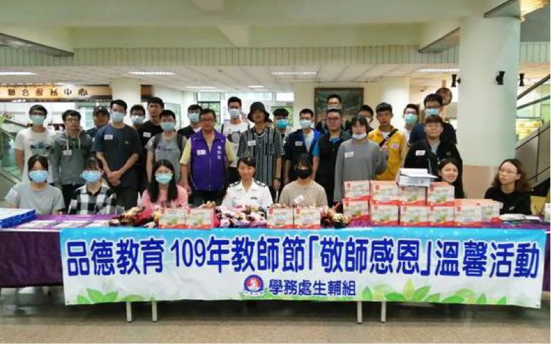 中華大學舉辦教師節感恩卡活動,以實際行動表達對教師感恩祝福,帶動校園「感念師恩」熱潮。 圖片來源:中華大學 中華大學舉辦教師節感恩卡活動,以實際行動表達對教師感恩祝福,帶動校園「感念師恩」熱潮。 圖片來源:中華大學