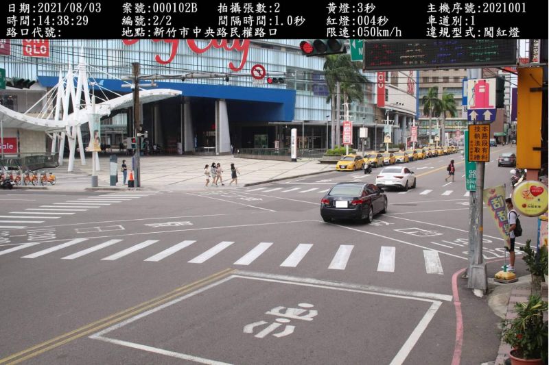 闖紅燈全都錄 圖片來源:新竹市警局交通隊 闖紅燈全都錄 圖片來源:新竹市警局交通隊