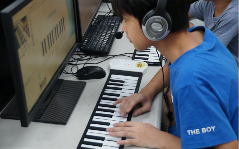 中華大學大學伴遠距教學偏鄉小朋友學習手捲鋼琴演奏  圖片來源：中華大學