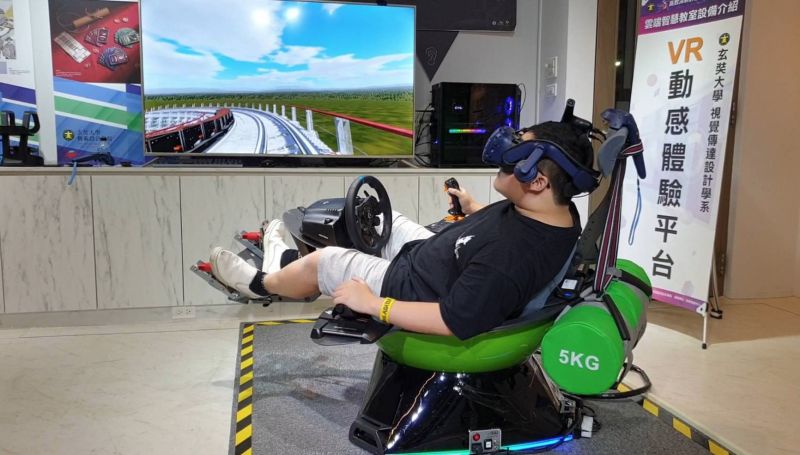 玄奘大學視傳系提供VR動感體驗平台提供視覺化與體感同步運作的實驗環境 圖片來源:玄奘大學 玄奘大學視傳系提供VR動感體驗平台提供視覺化與體感同步運作的實驗環境 圖片來源:玄奘大學