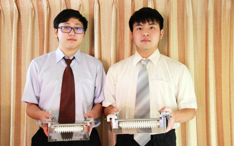 中華大學(左)陳威宇、(右)蔡明諺共同發明「明宇未來公司拉線神器」,獲2021韓國WiC世界創新發明大賽一金肯定。 圖片來源:中華大學 中華大學(左)陳威宇、(右)蔡明諺共同發明「明宇未來公司拉線神器」,獲2021韓國WiC世界創新發明大賽一金肯定。 圖片來源:中華大學