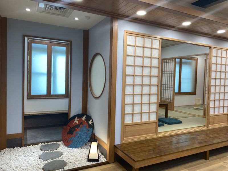 日本文化體驗空間外的飛石及燈籠  圖片來源：玄奘大學