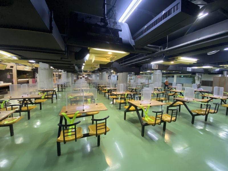 玄奘大學學生餐廳加裝隔板，進行環境清潔消毒。  圖片來源：玄奘大學