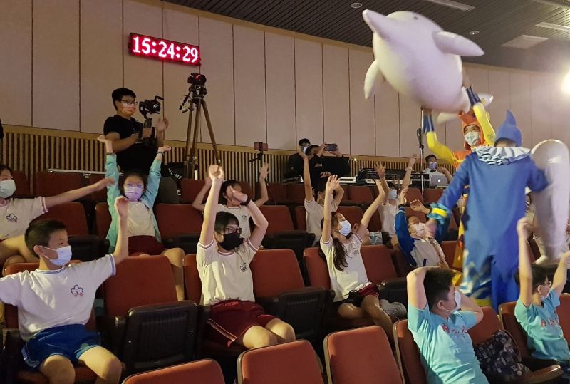 演員跟現場小朋友們一起送白海豚回家。  圖片來源：海委會提供