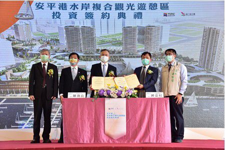 雙方代表簽署合約及與見證人合影。  圖片來源：台灣港務公司提供