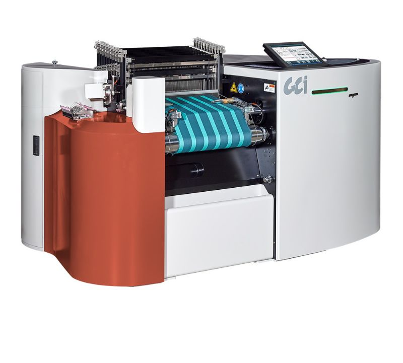 自動梭織打樣機打破傳統,最少只需要「1顆紗」就可以完成漿紗、整經和織造,最快「1天」內就可以完成打樣,大幅提昇效率,降低成本。 圖片來源:工研院 自動梭織打樣機打破傳統,最少只需要「1顆紗」就可以完成漿紗、整經和織造,最快「1天」內就可以完成打樣,大幅提昇效率,降低成本。 圖片來源:工研院