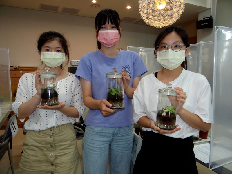 正修科技同學將個人創意展現在生態瓶的微世界 打造一座屬於自己的療癒森林。  圖片來源：記者