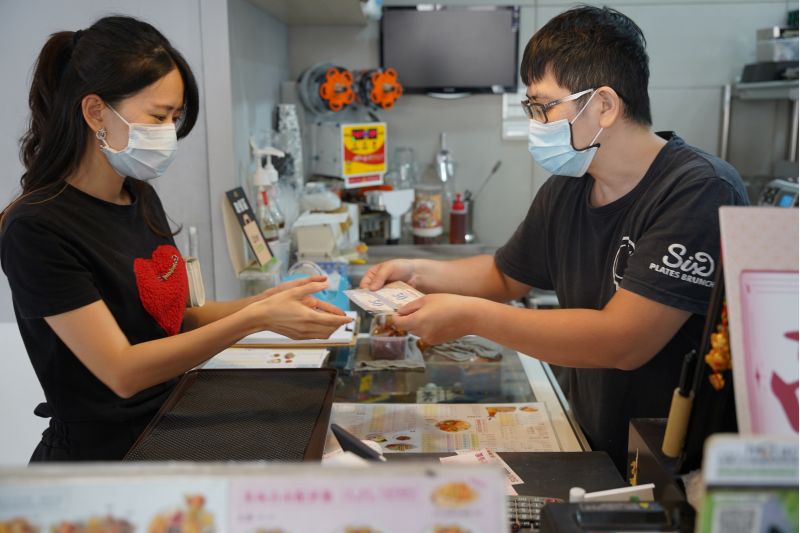 民眾一早領到振興券後到在地早午餐店消費，滿五百元當場兌換一百元高雄券。  圖片來源：高市府經發局