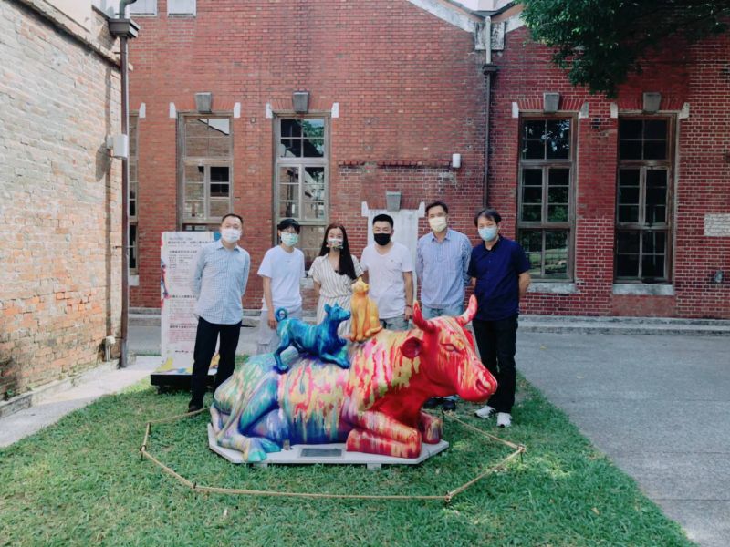 左起「2021國際奔牛藝術EXPO台灣巡展」台灣區籌備會執行長陳秉鴻,相信動物協會執行長郭璇,玄奘大學時尚設計學系主任吳珮韓,玄奘大學時尚設計學系助理教授張元宏,好侶公司總經理詹成尉,華山1914文化創意產業園區營運長陳建方 圖片來源:玄大 左起「2021國際奔牛藝術EXPO台灣巡展」台灣區籌備會執行長陳秉鴻,相信動物協會執行長郭璇,玄奘大學時尚設計學系主任吳珮韓,玄奘大學時尚設計學系助理教授張元宏,好侶公司總經理詹成尉,華山1914文化創意產業園區營運長陳建方 圖片來源:玄大