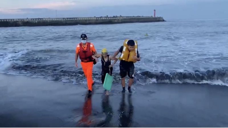 體力不支泳客獲救後身體狀況無大礙,已返回家中休息。 圖片來源:海巡署提供 體力不支泳客獲救後身體狀況無大礙,已返回家中休息。 圖片來源:海巡署提供