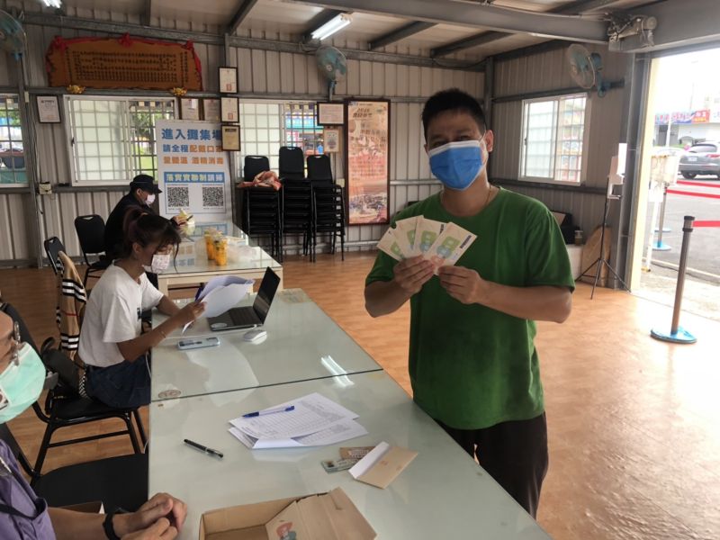 民眾於興達港攤集場剛拿到商券夜市券,就開心與8張面額各50元的商圈夜市券合照。 圖片來源:高市府經發局 民眾於興達港攤集場剛拿到商券夜市券,就開心與8張面額各50元的商圈夜市券合照。 圖片來源:高市府經發局