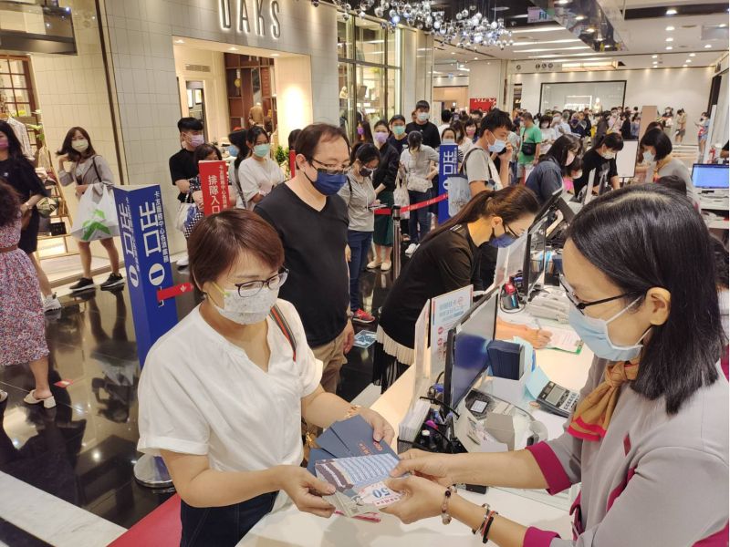漢神巨蛋湧現爆滿消費人潮,有民眾拿振興券消費後當場換領整疊高雄券。 圖片來源:高市府經發局 漢神巨蛋湧現爆滿消費人潮,有民眾拿振興券消費後當場換領整疊高雄券。 圖片來源:高市府經發局