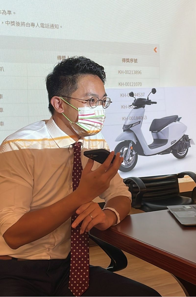經發局長廖泰翔10日晚在首抽後主動電話聯繫得獎者,告知獲獎訊息,並說明後續領獎注意事項。 圖片來源:高市府經發局 經發局長廖泰翔10日晚在首抽後主動電話聯繫得獎者,告知獲獎訊息,並說明後續領獎注意事項。 圖片來源:高市府經發局