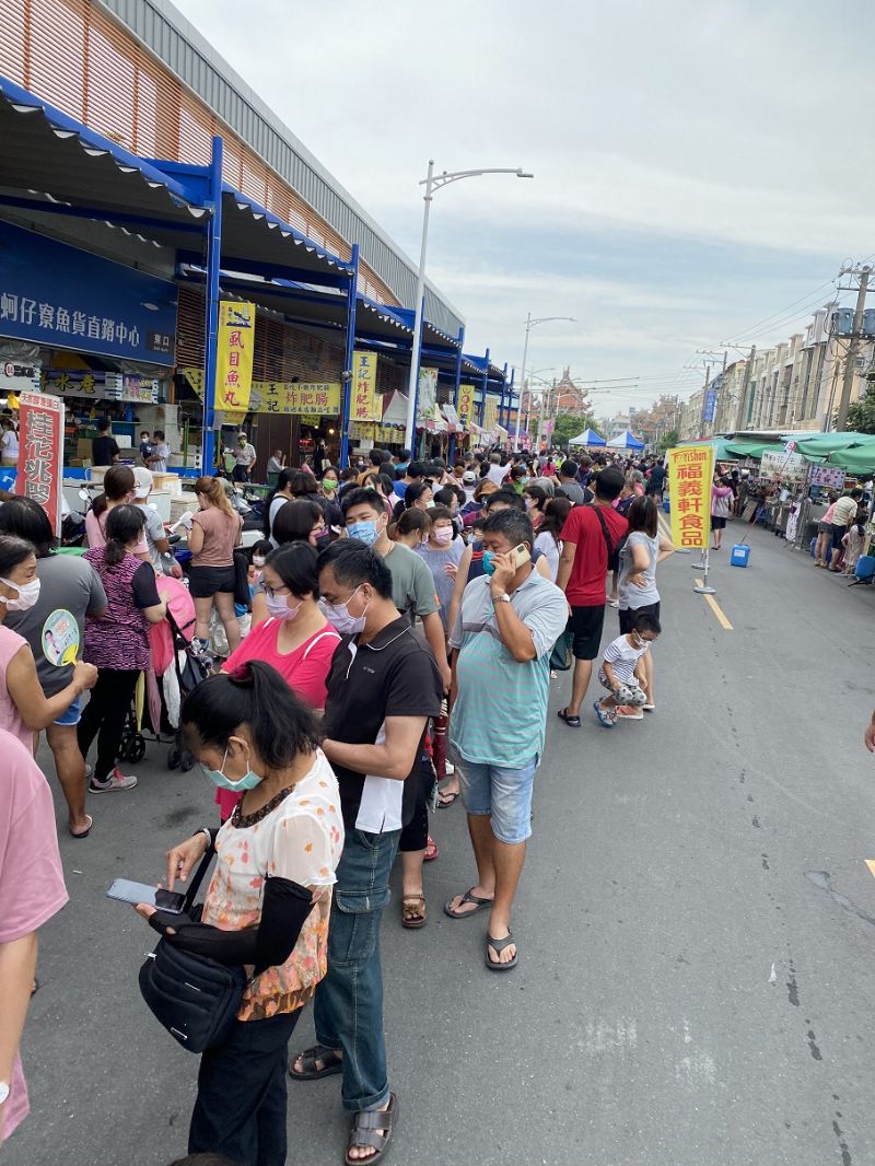 商圈夜市券大受歡迎，國慶連假四天來在全市合作商圈夜市共換出近10萬份，受歡迎程度超乎預期，圖為蚵仔寮觀光漁市場等待兌換人潮大排長龍。  圖片來源：吳進仁攝