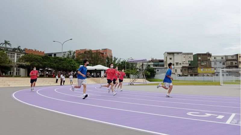 學生馳騁於薰衣草跑道