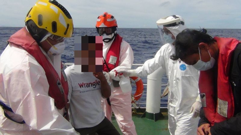 因正值嚴重特殊傳染性肺炎防疫期間,「巡護九號」於接駁病患時均依規定全程穿戴防疫裝備。 圖片來源:海巡署提供 因正值嚴重特殊傳染性肺炎防疫期間,「巡護九號」於接駁病患時均依規定全程穿戴防疫裝備。 圖片來源:海巡署提供
