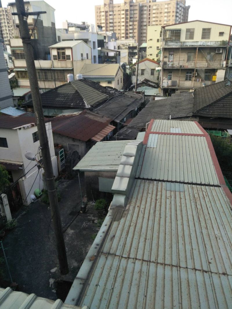 日據時代宿舍屋頂剩下塑膠蓋住 圖片來源:記者 日據時代宿舍屋頂剩下塑膠蓋住 圖片來源:記者