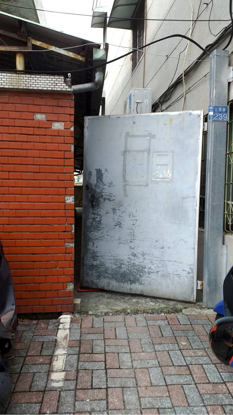 住戶僅能由廢棄派出所旁小門出入 消防車難以進入 圖片來源:記者 住戶僅能由廢棄派出所旁小門出入 消防車難以進入 圖片來源:記者