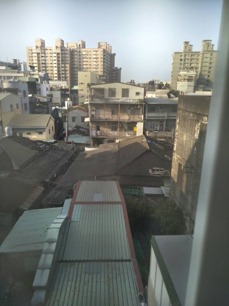 日據時代宿舍屋頂剩下塑膠布蓋住 圖片來源:記者 日據時代宿舍屋頂剩下塑膠布蓋住 圖片來源:記者