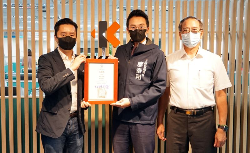 秀泰集團18日拜會高雄市政府洽談投資案並捐贈3,000顆住宅用火災警報器,經發局長廖泰翔(中)頒贈感謝狀。 圖片來源:高市府經發局 秀泰集團18日拜會高雄市政府洽談投資案並捐贈3,000顆住宅用火災警報器,經發局長廖泰翔(中)頒贈感謝狀。 圖片來源:高市府經發局