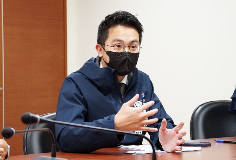 高雄市經發局長廖泰翔感謝秀泰集團關切弱勢家戶居住安全並表示將透過指派專案經理全力協助投資案順利落地。 圖片來源:高市府經發局 高雄市經發局長廖泰翔感謝秀泰集團關切弱勢家戶居住安全並表示將透過指派專案經理全力協助投資案順利落地。 圖片來源:高市府經發局