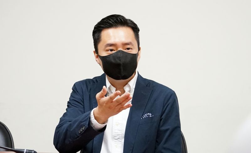 秀泰集團總經理廖偉銘表示將持續投資高雄至少拓展3到5處據點並全力配合政府防災演練,希望更多企業一起為弱勢家戶的居住安全努力。 圖片來源:高市府經發局 秀泰集團總經理廖偉銘表示將持續投資高雄至少拓展3到5處據點並全力配合政府防災演練,希望更多企業一起為弱勢家戶的居住安全努力。 圖片來源:高市府經發局