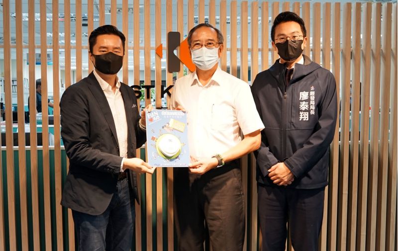 高雄市消防局副局長王宗展(中)代表收受住警器後續將開放獨居、低收、身障等三大弱勢族群申請。 圖片來源:高市府經發局 高雄市消防局副局長王宗展(中)代表收受住警器後續將開放獨居、低收、身障等三大弱勢族群申請。 圖片來源:高市府經發局