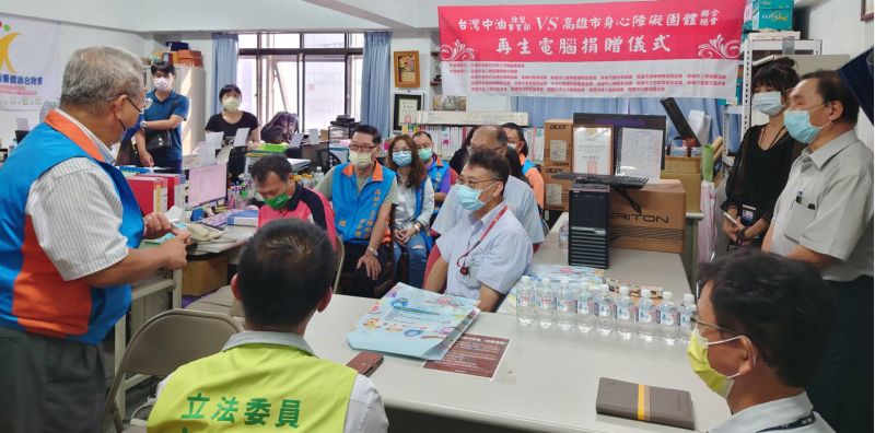 中油煉製事業部副執行長曾繁鑫贈身心障礙協會再生電腦  圖片來源：記者