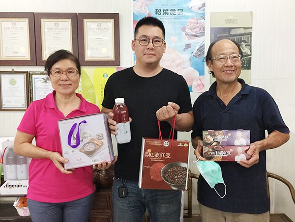 松葉美食專精食品加工運用在地食材推出許多優質產品。 圖片來源:高市府經發局 松葉美食專精食品加工運用在地食材推出許多優質產品。 圖片來源:高市府經發局