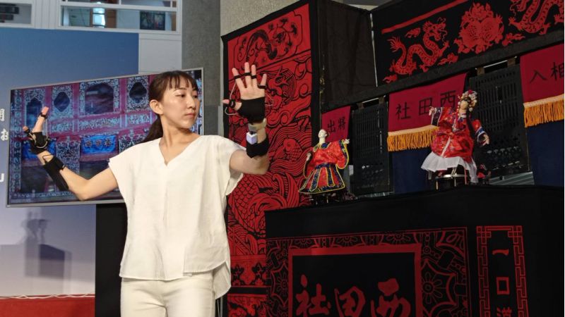 藉由布袋戲與科技元素的結合,開啟一場新的美學定義。 藉由布袋戲與科技元素的結合,開啟一場新的美學定義。