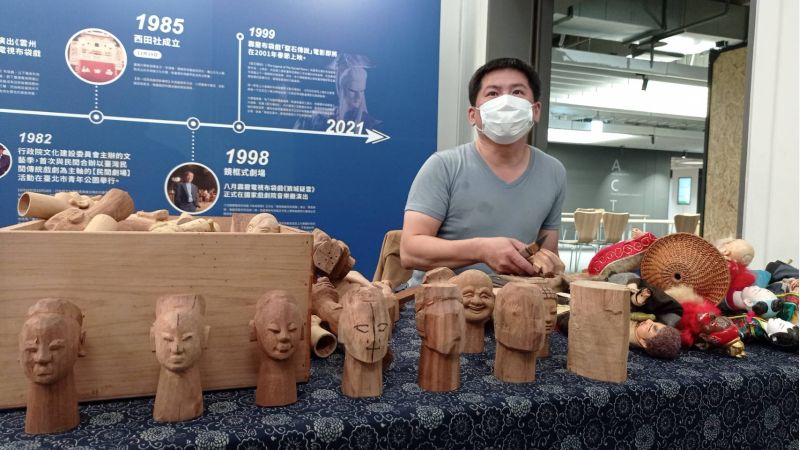 來自台北、現年50歲的布袋戲木偶雕刻師傅賴泳廷，拜師亦宛然，40多年資歷，堪稱台灣國寶，可惜後繼無人。