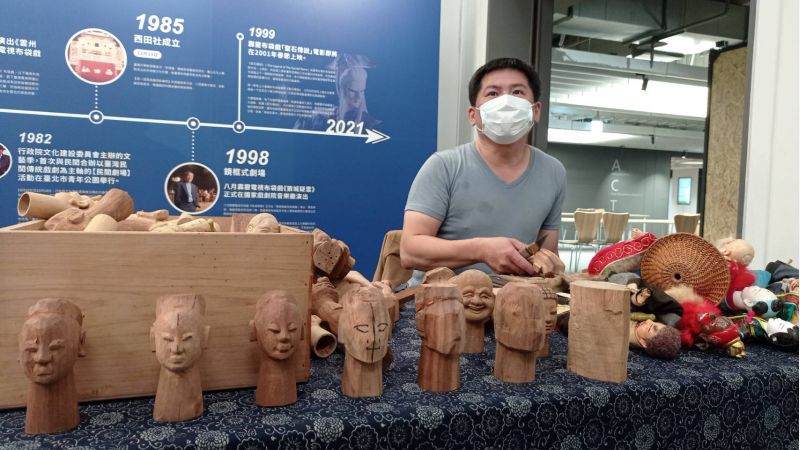 來自台北、現年50歲的布袋戲木偶雕刻師傅賴泳廷,拜師亦宛然,40多年資歷,堪稱台灣國寶,可惜後繼無人。 來自台北、現年50歲的布袋戲木偶雕刻師傅賴泳廷,拜師亦宛然,40多年資歷,堪稱台灣國寶,可惜後繼無人。