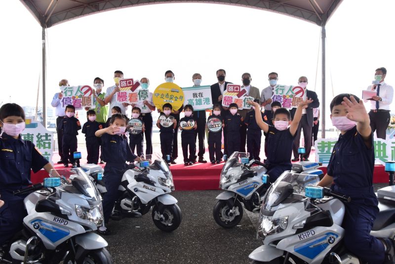 邀請幼兒園小朋友，教導幼童簡易交通知識，擔任小小港警，重視交通安全從小扎根。  圖片來源：台灣港務公司提供